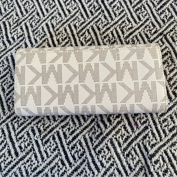 Michael Kors Gold White Wallet - Picture 2 of 5